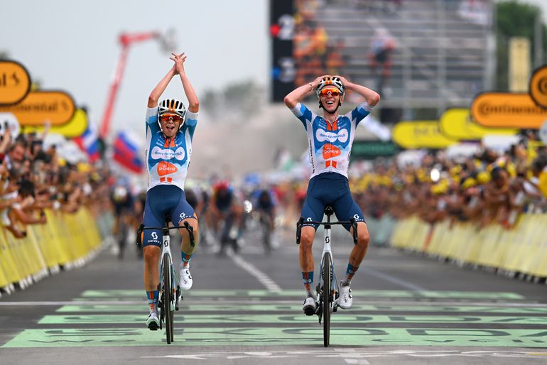 Sensatie in Tour de France! Nederlander Frank van den Broek helpt ploeggenoot aan zege en gele trui