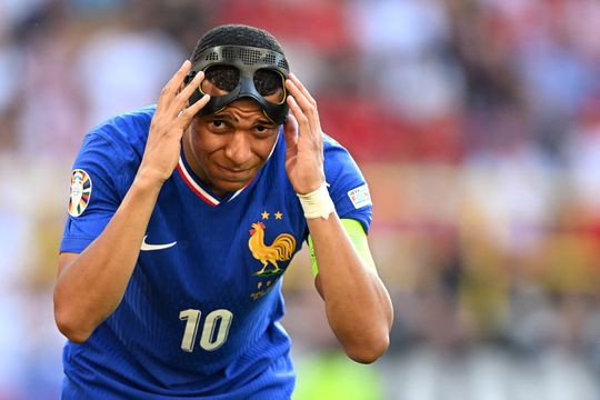 Klagende Kylian Mbappé is voorlopig nog niet van zijn masker af: 'Hij moet er maar aan wennen'