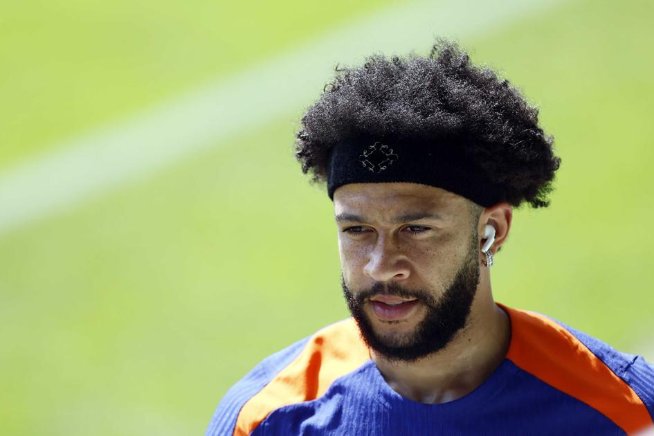 memphis-depay-steelt-show-tijdens-training-oranje-met-opvallend-kapsel