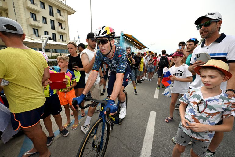 Wout van Aert in tranen na finish eerste etappe Tour de France: 'Dit had ik niet verwacht'