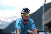 Lijdende Fabio Jakobsen en Mark Cavendish binnen tijdslimiet over de streep in Tour de France