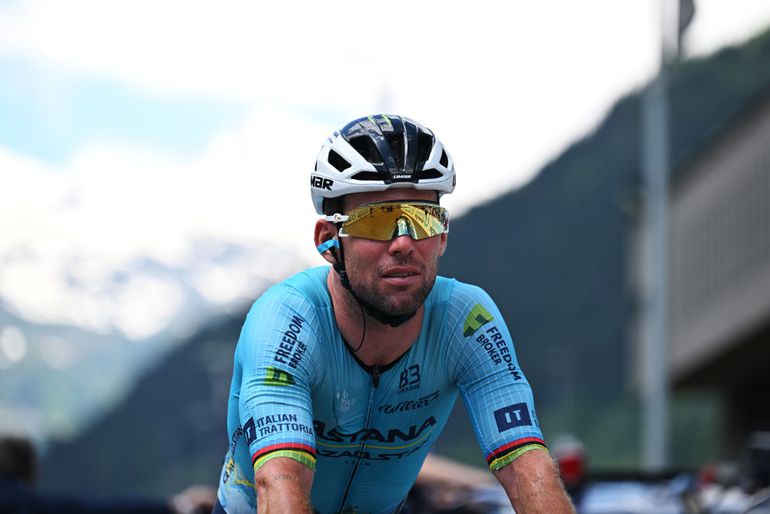 Lijdende Fabio Jakobsen en Mark Cavendish binnen tijdslimiet over de streep in Tour de France
