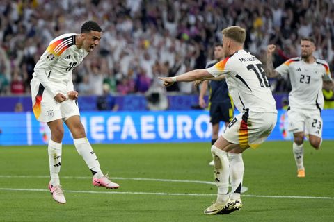 Duitsland met de schrik vrij na rommelige wedstrijd tegen Denemarken, gastland naar kwartfinale EK