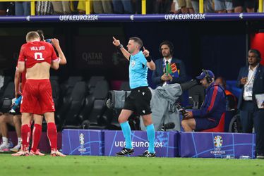 'Zijn ze helemaal gek geworden?!': Engelse arbitrage wéér flink onder vuur na 'schandalige penalty' op EK