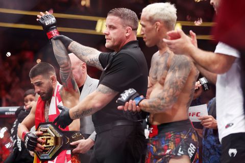 Ilia Topuria schokt MMA-wereld en evenaart record van Conor McGregor op UFC 317