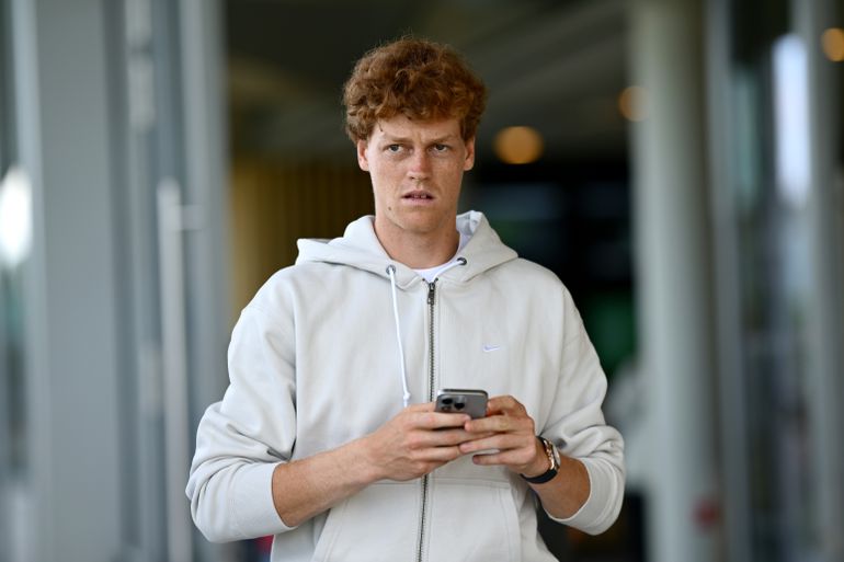 Verbazing om besluit van toptennisser Jannik Sinner vlak voor Wimbledon: 'Er moet iets aan de hand zijn'