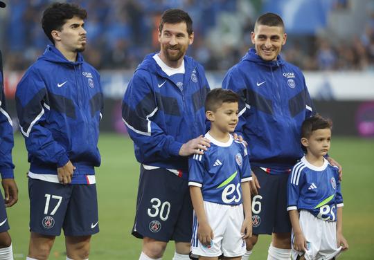 Lionel Messi tijdens PSG - Inter Miami oog in oog met voormalig ploeggenoot waar hij ruzie mee kreeg