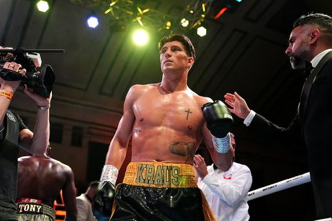 Nederlandse bokssensatie klimt met steun van Rico Verhoeven naar de top dankzij zevende knock-out op rij