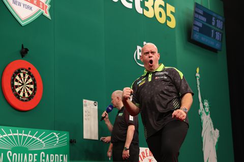 'Getransformeerde' Michael van Gerwen houdt duizenden euro's over aan rentree als darter in New York