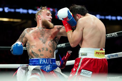 Jake Paul oppermachtig tegen voormalig wereldkampioen tijdens grootste test uit bokscarrière
