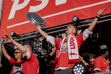Aanvoerder Luuk de Jong geeft signaal af aan PSV