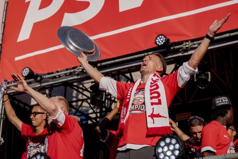 Aanvoerder Luuk de Jong geeft signaal af aan PSV