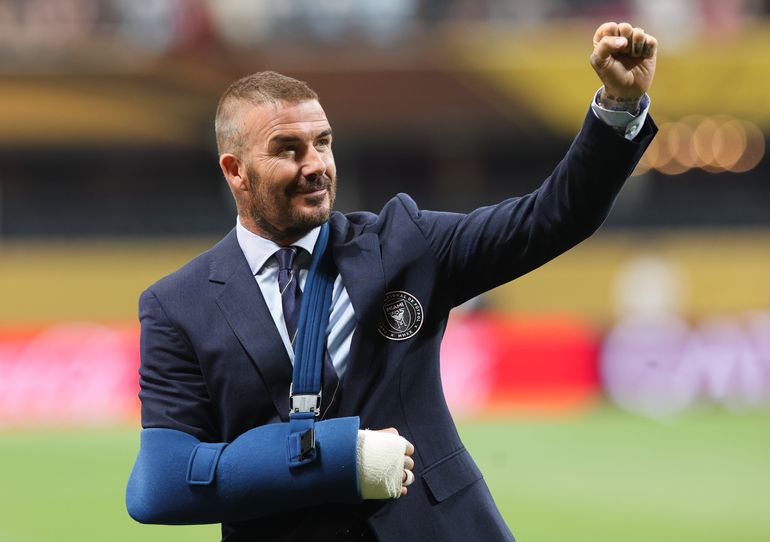 Voetballegende David Beckham voor het eerst gespot na ingrijpende operatie tegen 'ondraaglijke pijn': 'Emotioneel voor me'