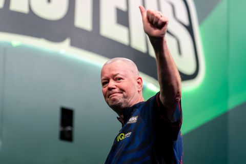 Opmerkelijk uitstapje topdarter Raymond van Barneveld eindigt in mineur