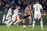 PSG en Lyon speelden in Ligue 1 tegen elkaar, maar nu helpt PSG de noodlijdende concurrent buiten het veld een handje. ©Getty Images