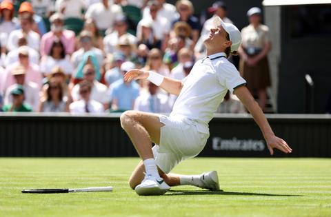 Bloedende Jannik Sinner komt met de schrik vrij na lelijke val op Wimbledon: 'Was verbaasd dat ik door mocht spelen'