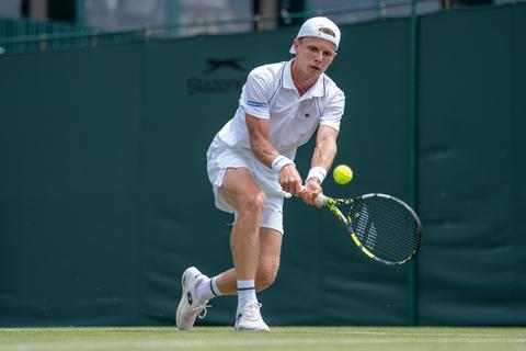 Toptennisser Jesper de Jong krijgt na gemopper zijn zin op Wimbledon: umpire legt partij vroegtijdig stil