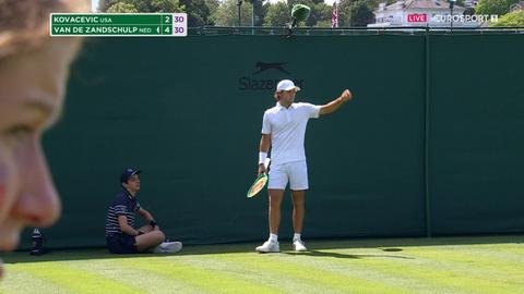 Opmerkelijk moment bij wedstrijd Botic van de Zandschulp op Wimbledon: tegenstander vraagt om hulp