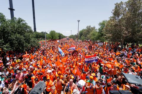 Fans Nederlands elftal vieren groot feest tijdens Oranjemars in Mexico voor WK-duel tegen Marokko