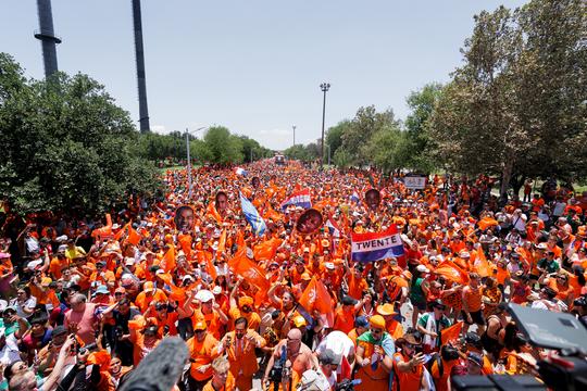 Fans Nederlands elftal vieren groot feest tijdens Oranjemars in Mexico voor WK-duel tegen Marokko