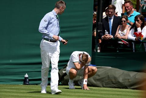 Voormalig halvefinalist (27) botst op Wimbledon hard op hek en moet opgeven, tegenstander dolblij