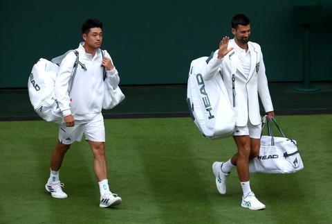 Tennislegende Novak Djokovic maakt opvallende kledingkeuze op Wimbledon