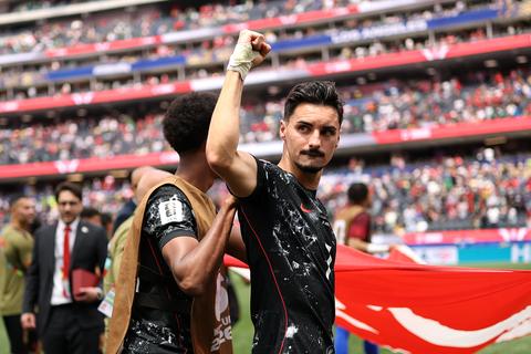 Canadese held barst in tranen uit op WK voetbal na vraag over overleden ouders