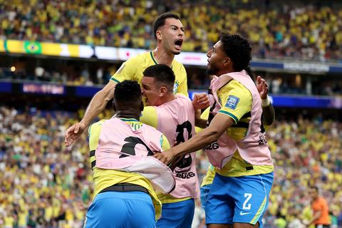 Topland Brazilië werkt zich overtuigend uit de problemen tegen Japan op WK voetbal