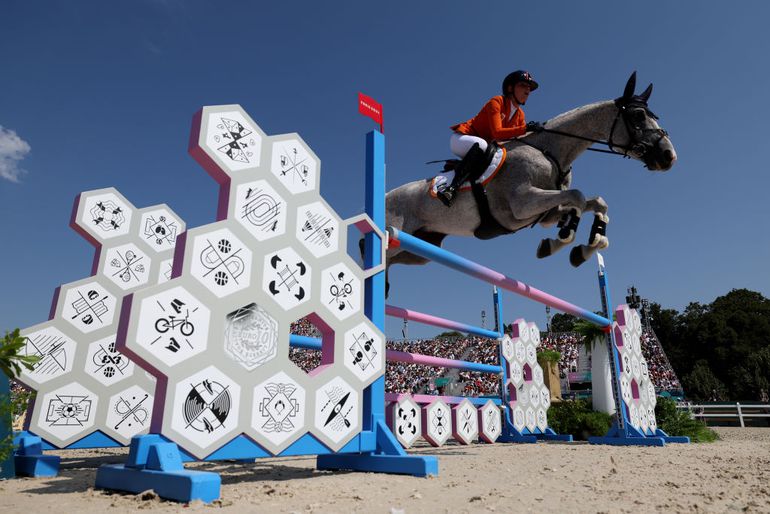 Uitzinnige Janneke Boonzaaijer kwalificeert zich voor jumping finale, tranen van geluk na afloop