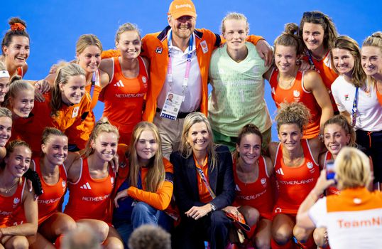 Schitterende foto's van Nederlandse hockeysters na duel met Duitsland: ontlading en trotse koning en koningin