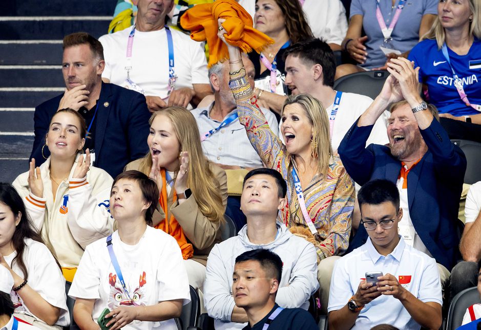 Koning Willem-Alexander, Máxima en de prinsessen gaan ook los bij het zwemmen, maar dan volgt de domper