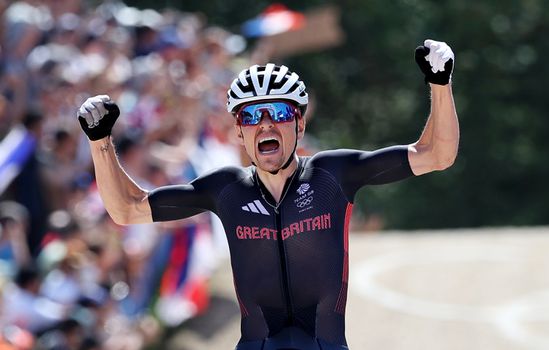 Publiek woedend op Tom Pidcock: mountainbiker beukt Fransman aan de kant op weg naar olympisch goud