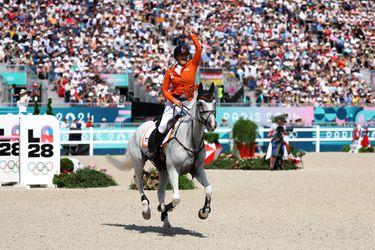 'Ik ga nu mensen knuffelen en heel veel huilen': eventingruiter Janneke Boonzaaijer zorgt voor episch moment