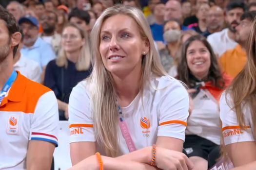 Opmerkelijk beeld bij Nederlandse volleybalsters in Parijs: dit is waarom boegbeeld Laura Dijkema op de tribune zit