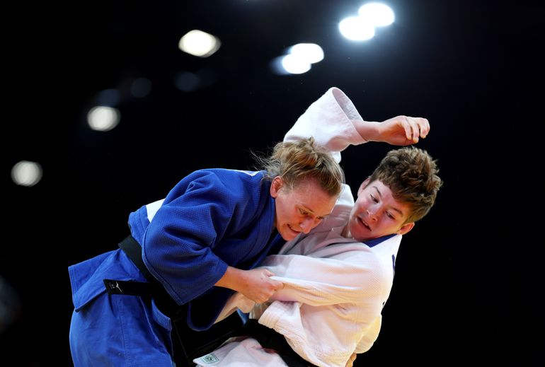 Nieuwe deceptie voor Nederland: rode kaart maakt einde aan debuut talentvolle judoka op Olympische Spelen