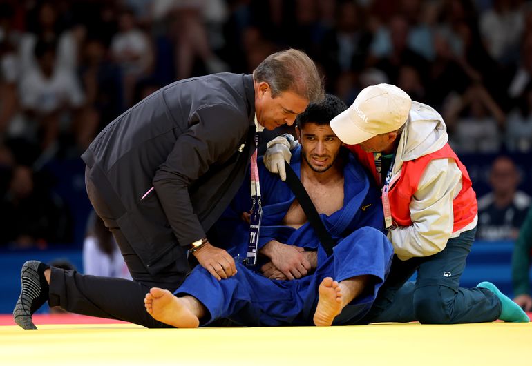 Alleen voor kijkers met een sterke maag: judoka loopt gruwelijke blessure op en blijft huilend liggen