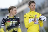 Tadej Pogacar (rechts) met Jonas Vingegaard op het podium van de Tour de France. © Getty Images
