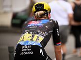 Ongeloof om 'waardeloze k*t actie' bij val topfavoriete Demi Vollering in Tour de France Femmes: 'Dit is twee keer geel'