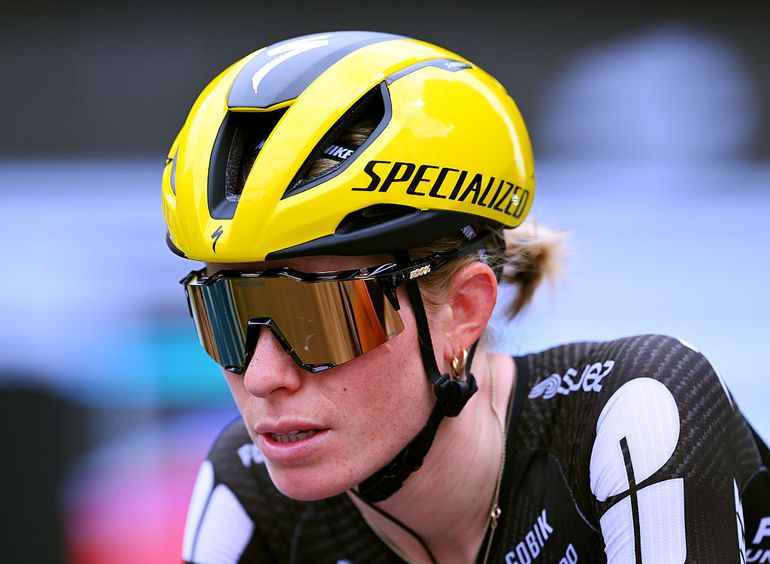 Keihard gevallen Demi Vollering wil door in Tour de France Femmes, ploeg houdt haar in de gaten