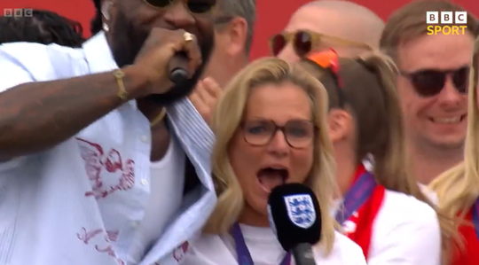 Losbandige Sarina Wiegman steelt samen met wereldster de show bij huldiging van Engelse voetbalsters