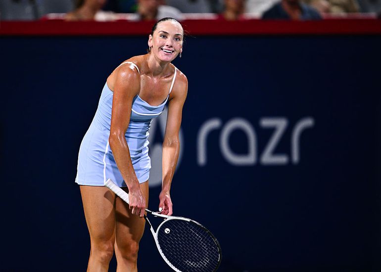 Veelbesproken fotomodel (24) krijgt bij teleurstellende rentree op tennisbaan toch 10.000 euro