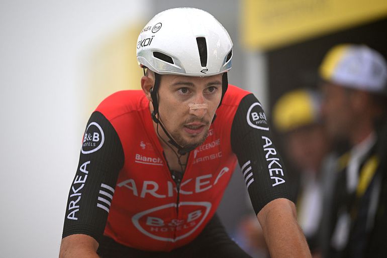Dikke pech: klassementsrenner breekt paar dagen na Tour de France been in zijn eigen huis