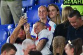 Oranje Leeuwin Vivianne Miedema duikt op in levendige nachtclub voor bijzonder feestje