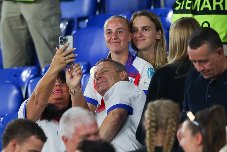 Oranje Leeuwin Vivianne Miedema duikt op in levendige nachtclub voor bijzonder feestje