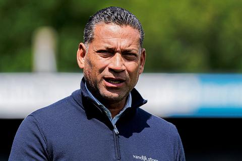 Suriname kiest voor oude bekende (60) als nieuwe bondscoach na misgelopen WK voetbal