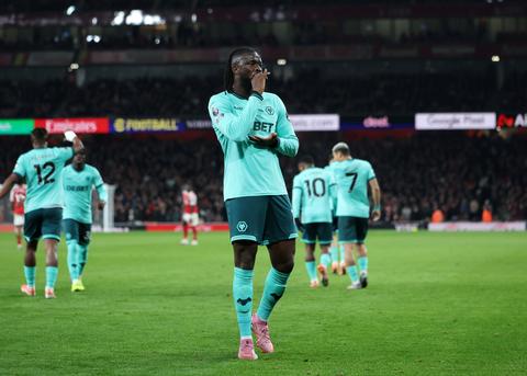 Nieuwe spits van Ajax, met rugnummer 99, juicht op speciale manier: 'Het idee kwam van mijn broer'