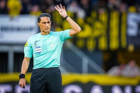 Oud-toparbiter voorspelt problemen bij start Eredivisie met nieuwe regels: 'Kleuterniveau'