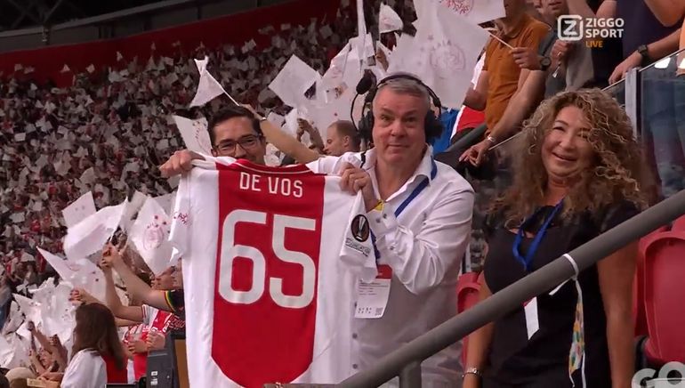 Objectief? Ziggo-commentator Sierd de Vos krijgt shirt van Ajax en pronkt er flink mee