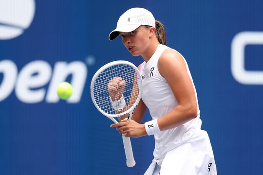 Iga Swiatek staat één game af in tweede ronde US Open, ook Jannik Sinner simpel door