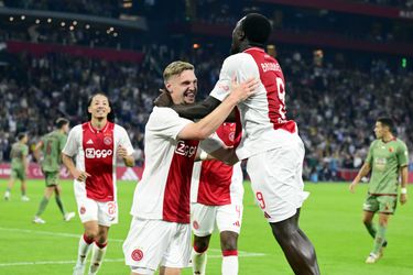 Ajax dankzij talenten zeker van Europa League-miljoenen, Wout Weghorst steelt de show op tribune